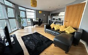Fantastic And Modern City Centre Flat With Free Parking!